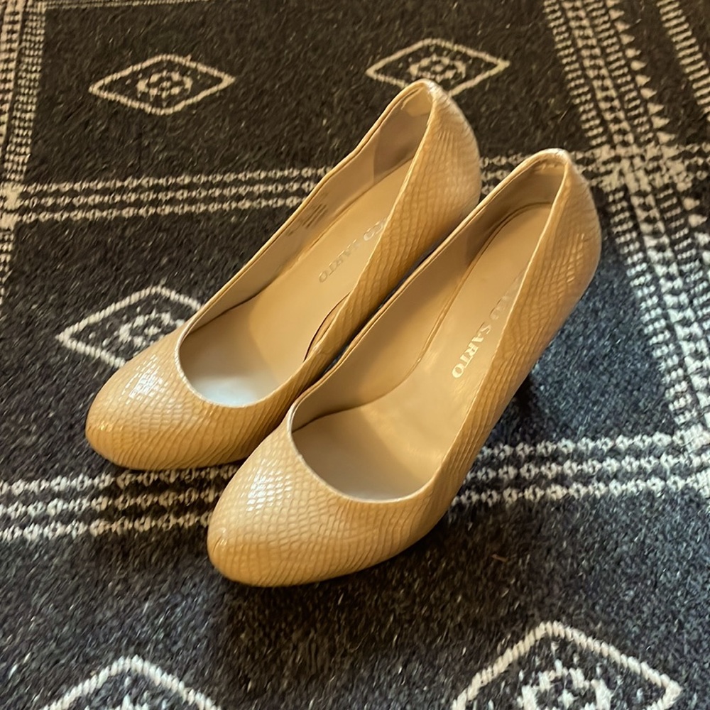 Franco Sarto tan pumps. Subtle snakeskin pattern.